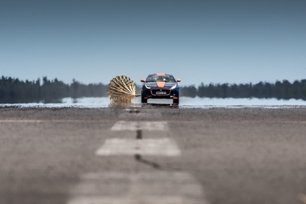 一輛能跑1600km/h的車，要怎么才能停下來啊！