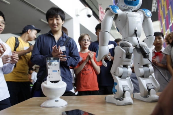 「奇酷」買個手機充電座，回家才發現是個機器人